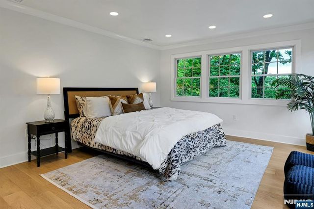 9 Crestview Court, Montclair, NJ 07042