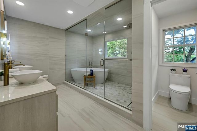 9 Crestview Court, Montclair, NJ 07042