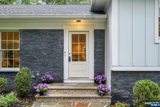 9 Crestview Court, Montclair, NJ 07042
