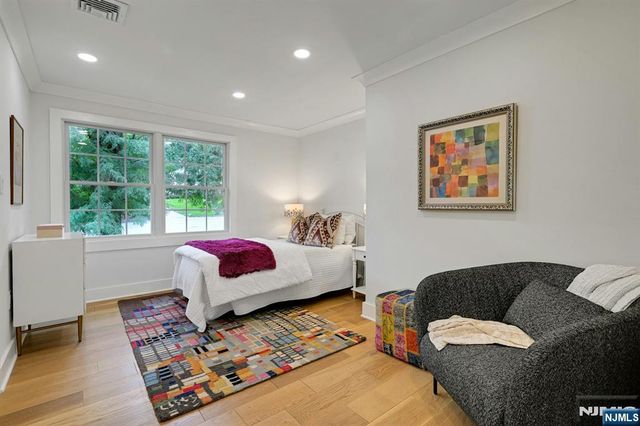 9 Crestview Court, Montclair, NJ 07042