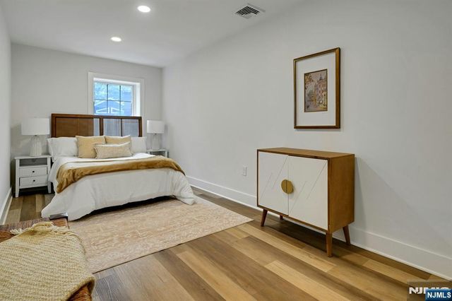 9 Crestview Court, Montclair, NJ 07042