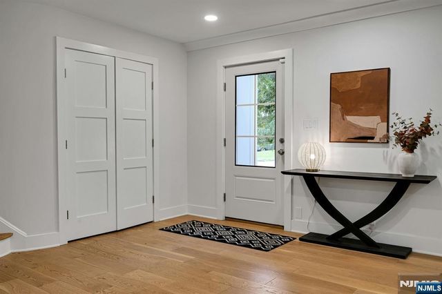 9 Crestview Court, Montclair, NJ 07042