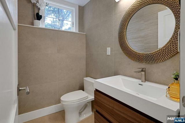 9 Crestview Court, Montclair, NJ 07042