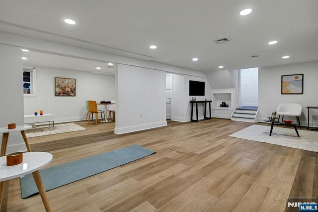 9 Crestview Court, Montclair, NJ 07042