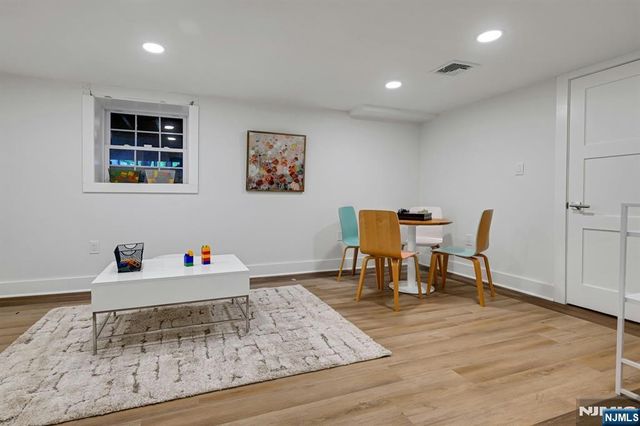 9 Crestview Court, Montclair, NJ 07042