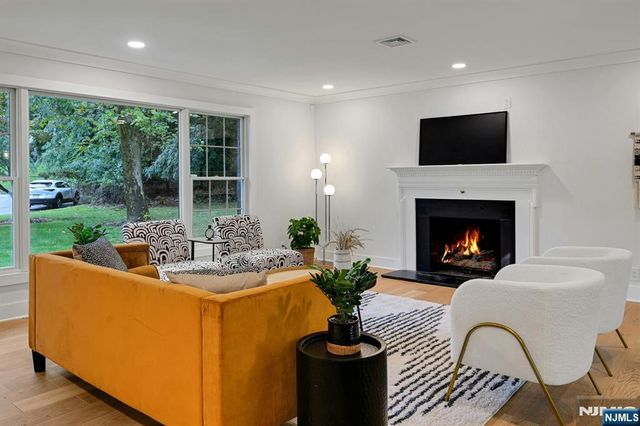 9 Crestview Court, Montclair, NJ 07042