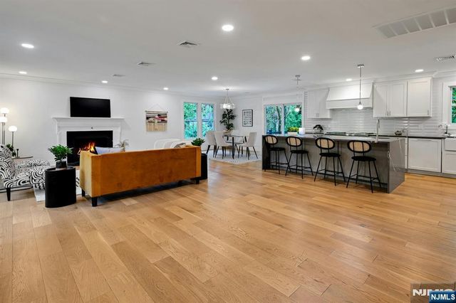 9 Crestview Court, Montclair, NJ 07042