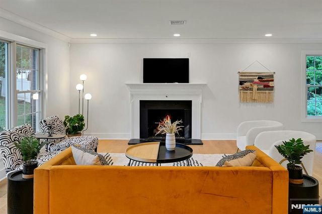 9 Crestview Court, Montclair, NJ 07042