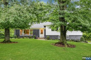 9 Crestview Court, Montclair, NJ 07042