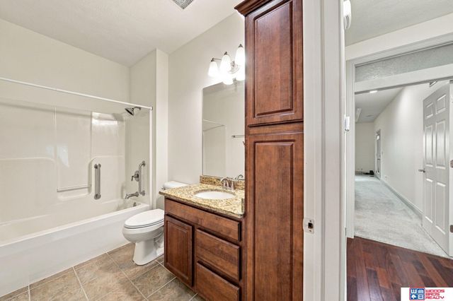 7521 Greycliff Drive, Lincoln, NE 68516