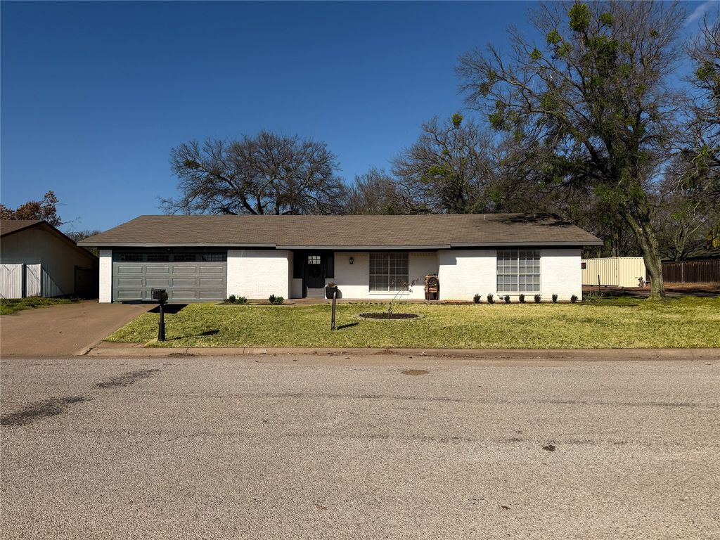 1033 Royal Lane, Graham, TX 76450