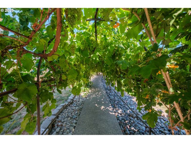 2225 MOLALLA Rd, Woodburn, OR 97071