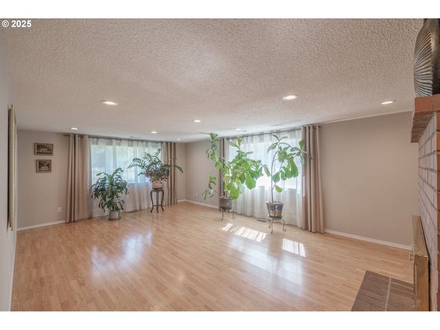 2225 MOLALLA Rd, Woodburn, OR 97071