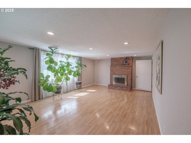 2225 MOLALLA Rd, Woodburn, OR 97071