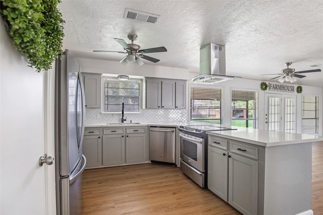 212 Normal Park Drive, Huntsville, TX 77320