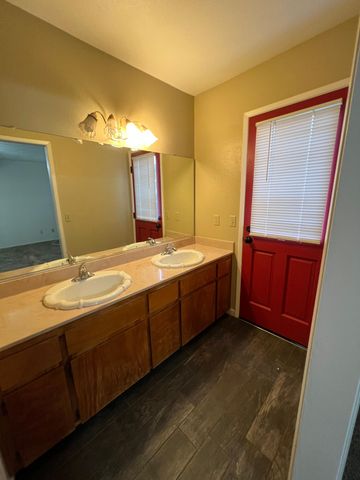 576 S Aronian Street, Tulare, CA 93274