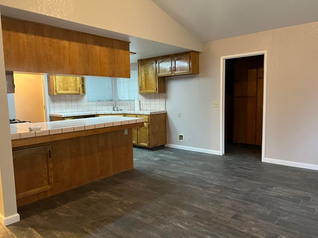 576 S Aronian Street, Tulare, CA 93274