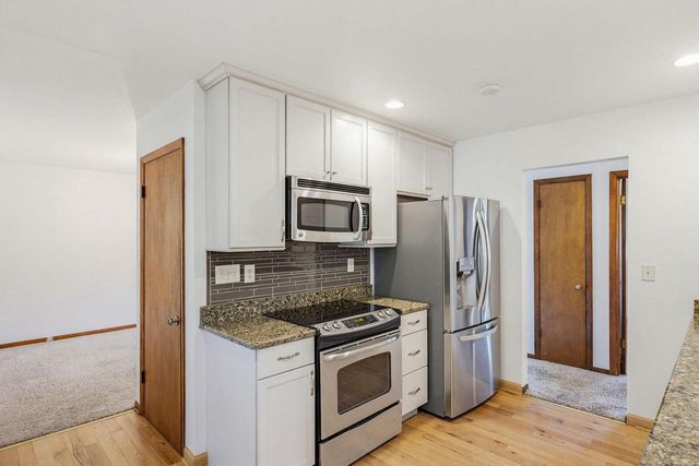 21990 Holly Crest DRIVE, Brookfield, WI 53045