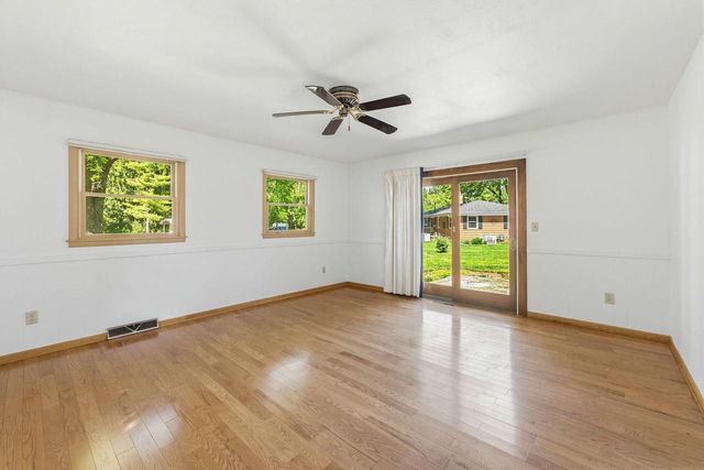 21990 Holly Crest DRIVE, Brookfield, WI 53045