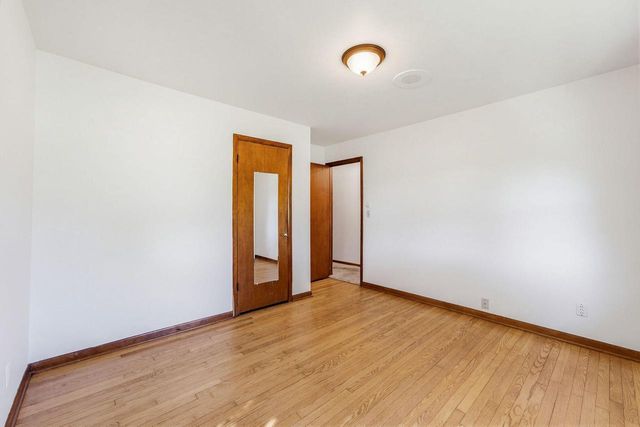 21990 Holly Crest DRIVE, Brookfield, WI 53045