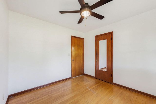 21990 Holly Crest DRIVE, Brookfield, WI 53045