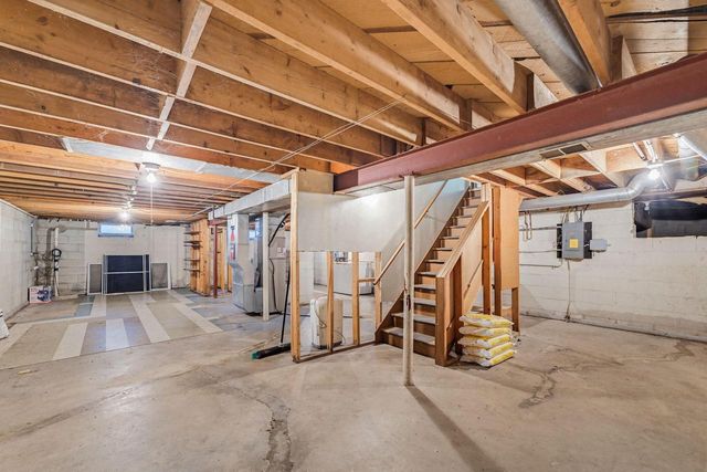 21990 Holly Crest DRIVE, Brookfield, WI 53045