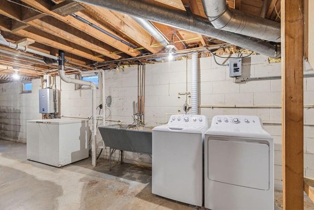 21990 Holly Crest DRIVE, Brookfield, WI 53045
