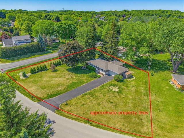 21990 Holly Crest DRIVE, Brookfield, WI 53045