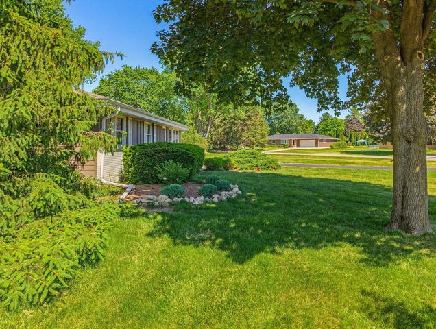21990 Holly Crest DRIVE, Brookfield, WI 53045