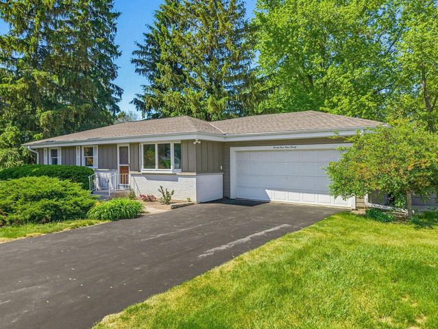 21990 Holly Crest DRIVE, Brookfield, WI 53045
