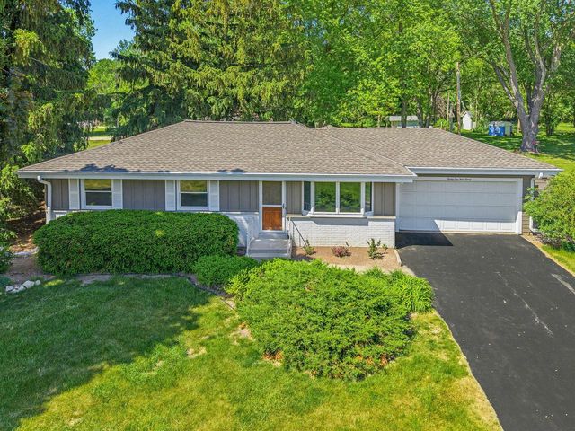 21990 Holly Crest DRIVE, Brookfield, WI 53045