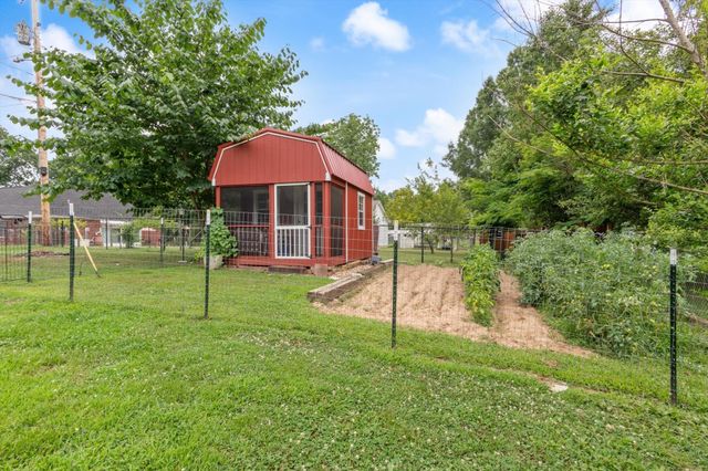 1104 Golf Course Ln, Ashland City, TN 37015