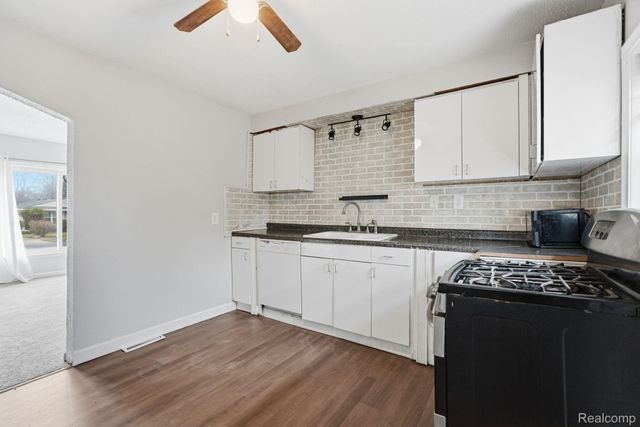 29497 Oakwood Street, Inkster, MI 48141