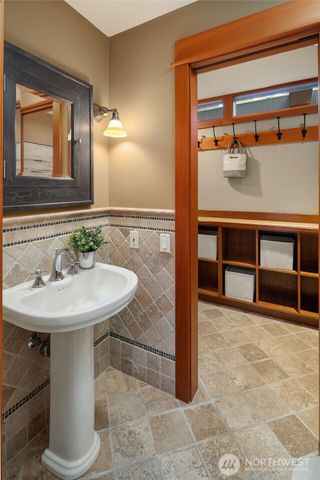 7816 NE 32nd Street, Medina, WA 98039