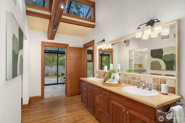 7816 NE 32nd Street, Medina, WA 98039