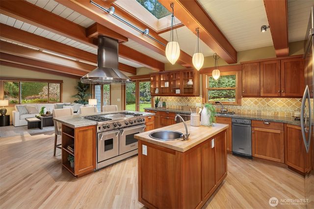 7816 NE 32nd Street, Medina, WA 98039