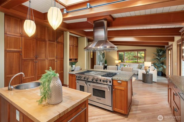 7816 NE 32nd Street, Medina, WA 98039