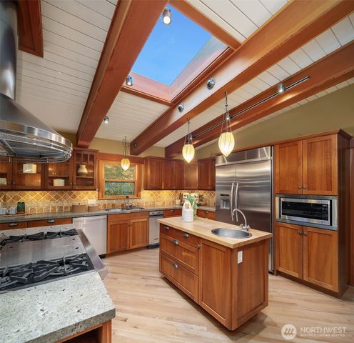 7816 NE 32nd Street, Medina, WA 98039