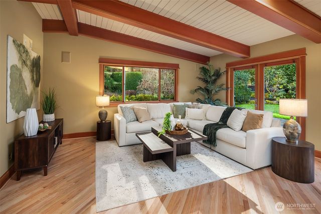 7816 NE 32nd Street, Medina, WA 98039