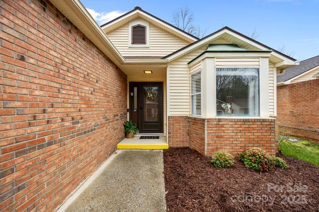 125 Exeter Court, Hendersonville, NC 28791