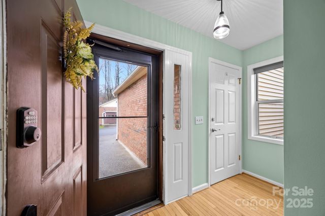 125 Exeter Court, Hendersonville, NC 28791