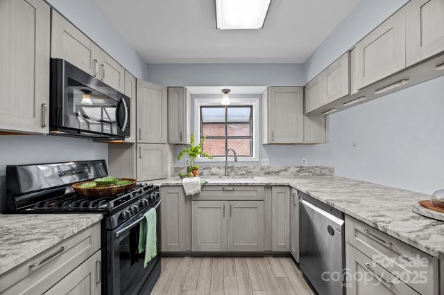 125 Exeter Court, Hendersonville, NC 28791