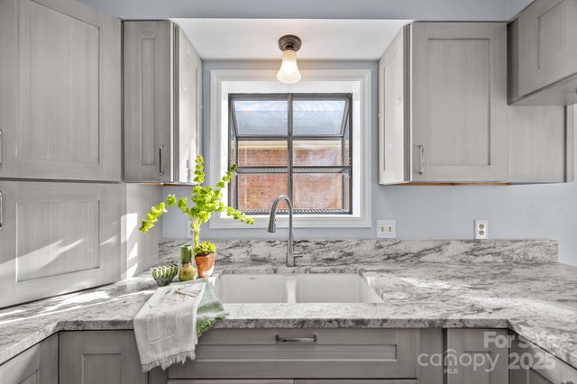 125 Exeter Court, Hendersonville, NC 28791