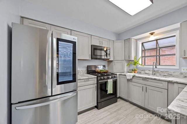 125 Exeter Court, Hendersonville, NC 28791