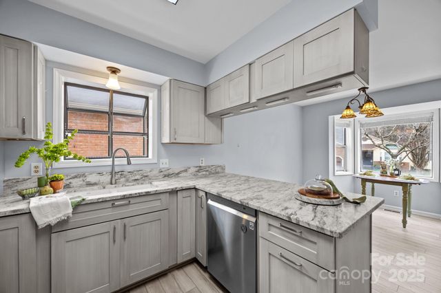 125 Exeter Court, Hendersonville, NC 28791