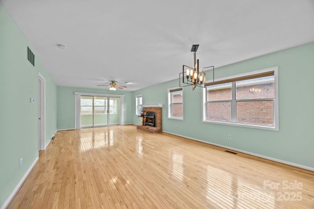 125 Exeter Court, Hendersonville, NC 28791