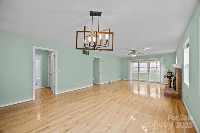 125 Exeter Court, Hendersonville, NC 28791