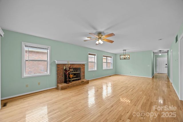 125 Exeter Court, Hendersonville, NC 28791