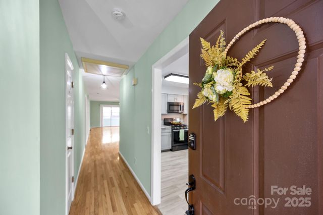 125 Exeter Court, Hendersonville, NC 28791