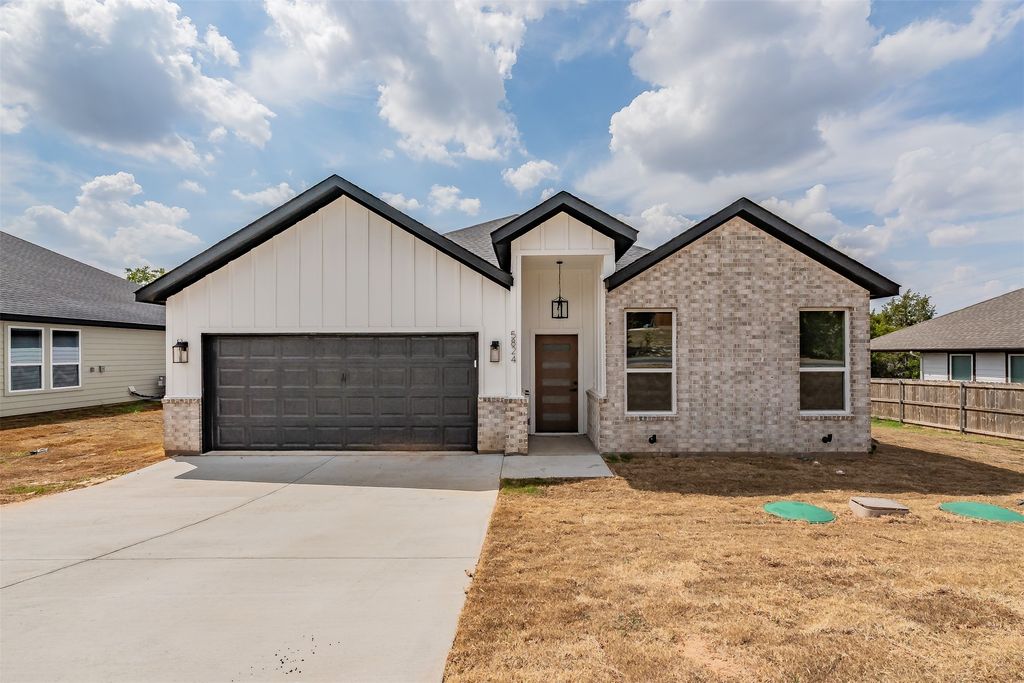 5824 Stonegate Circle, Granbury, TX 76048 — exterior